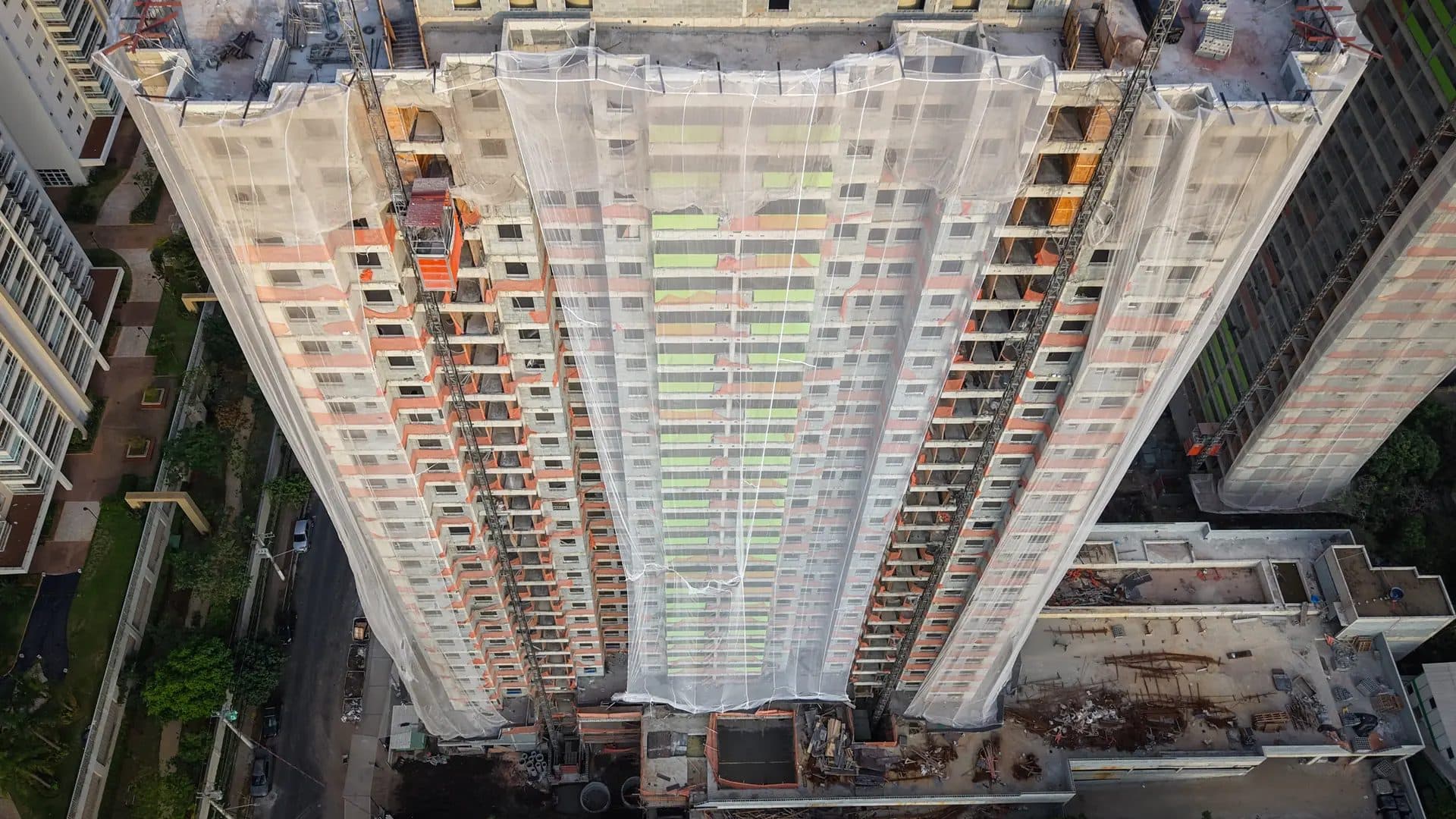 Vista aérea frontal da fachada do edifício em fase de construção
