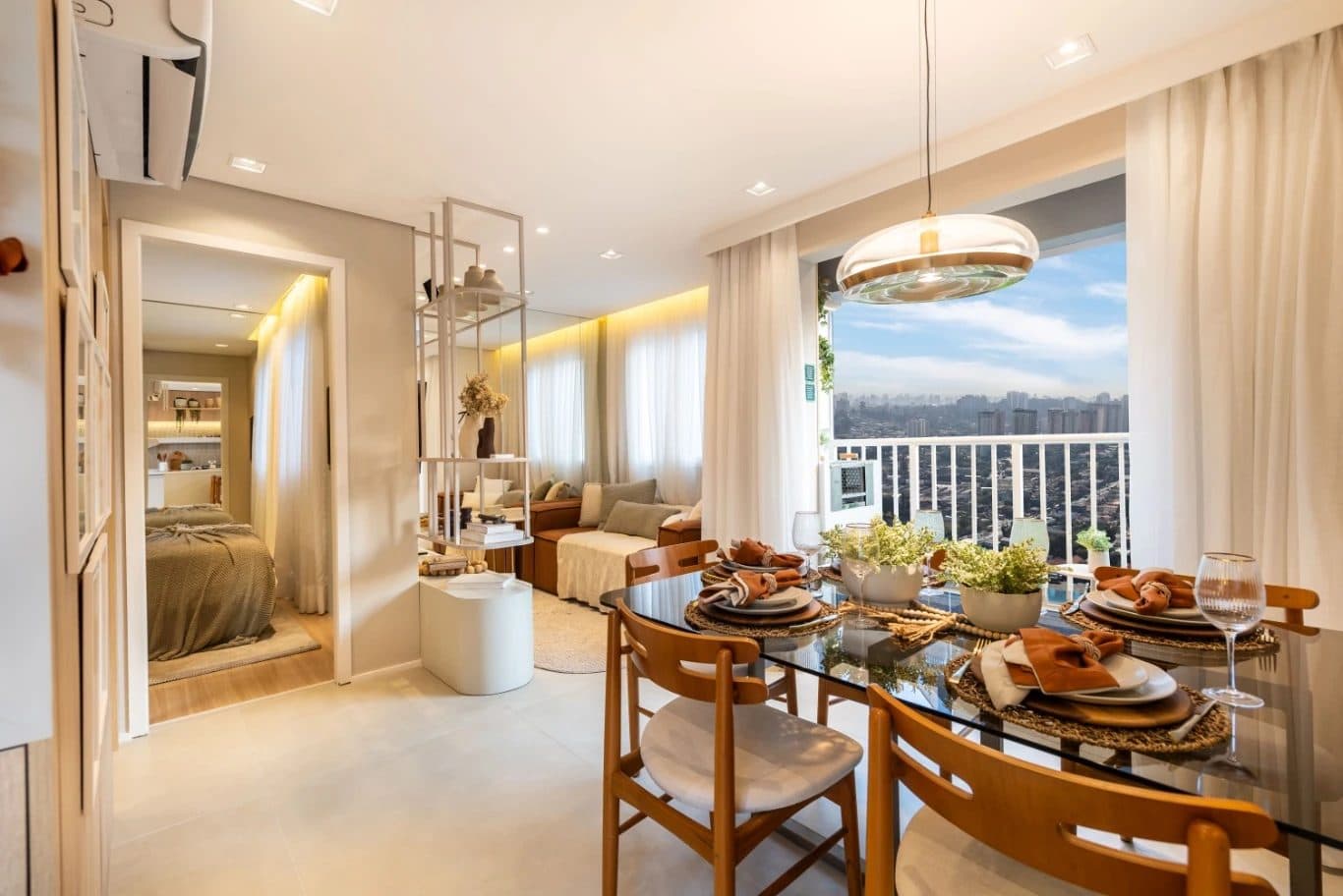 Sala de jantar integrada com mesa de vidro, cadeiras de madeira e vista urbana pela janela.