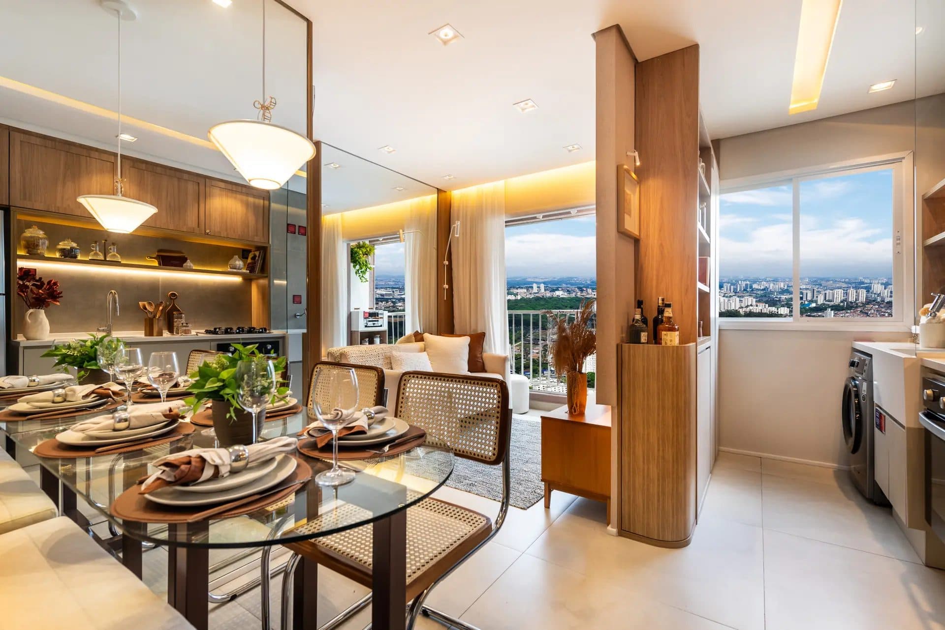 Sala de jantar integrada com mesa redonda e cadeiras estofadas.