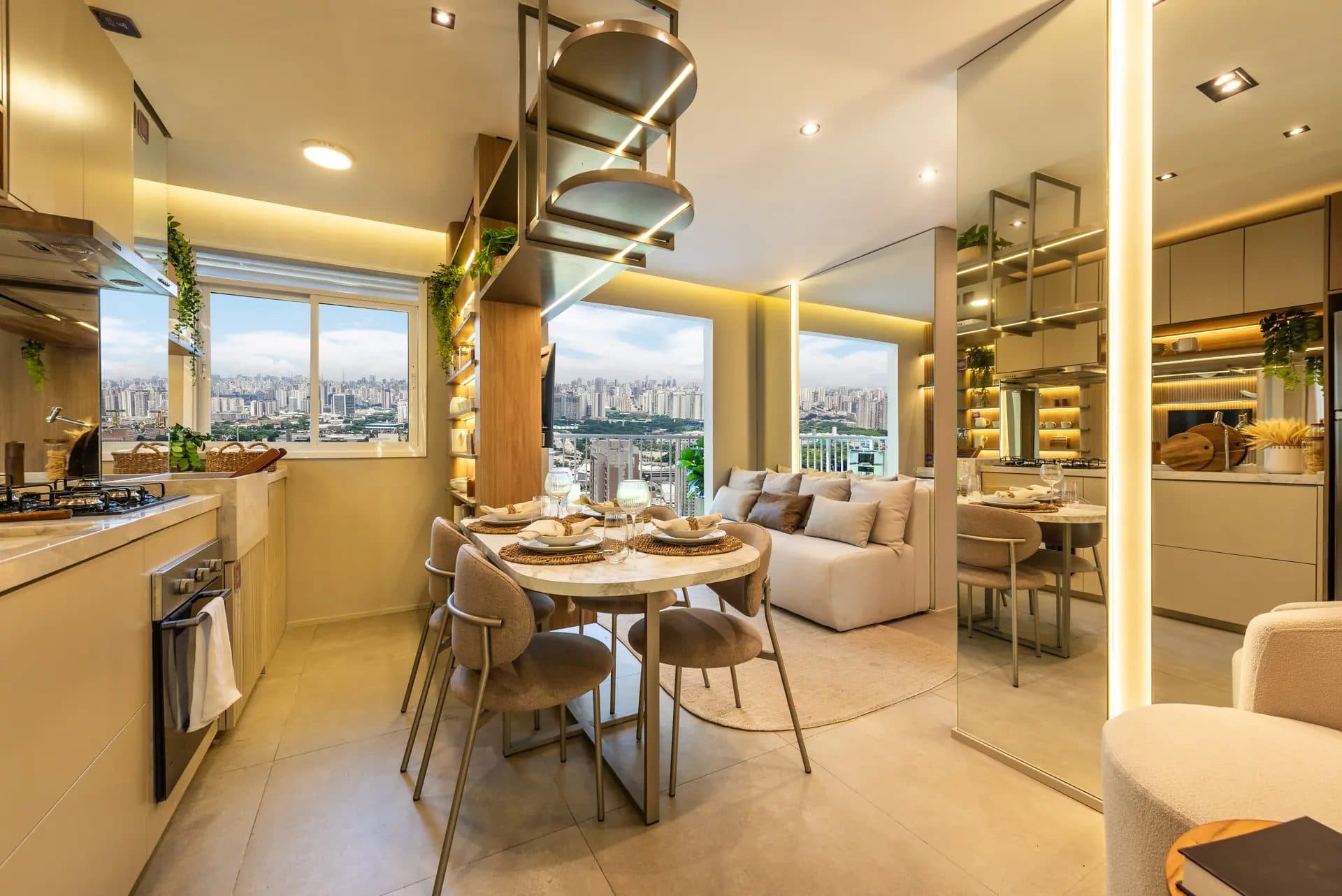 Sala de jantar integrada com cozinha planejada e vista para a cidade através da janela.